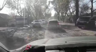 Бишкекчанин возмущен состоянием разбитой дороги на ул.Баялинова (видео)