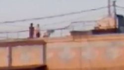 Бишкекская семья устроила пикник на крыше многоэтажного дома во время карантина. Видео
