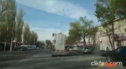 Как во время режима ЧП в Бишкек заезжает бетоновоз? - очевидец. Видео