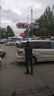В Бишкеке на Чуй—Курманджан Датки образовалась пробка, активист помогал с регулировкой (фото)