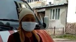 Бишкекчанка благодарит сотрудников МЧС за дезинфекцию подъездов и подвалов. Видео