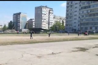 Бишкекчанин возмущен плохим состоянием спортплощадки школы №72 (видео)