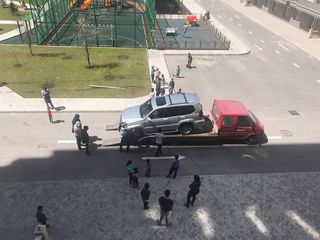 Во дворе одного из жилых домов в Бишкеке машина врезалась в столб и снесла его (фото, видео)
