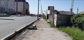 На ул.Ахунбаева в Нижнем Джале нет нормальных широких тротуаров, - бишкекчанин (фото)
