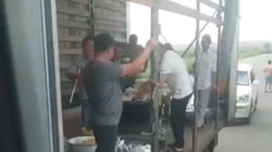 На КПП «Ак-Тилек» группа людей бесплатно раздает еду водителям фур. Видео