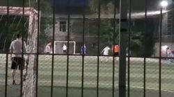 На территории школы №13 играют в мини-футбол во время карантина. Видео