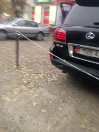 Законно ли огородили парковки вдоль улицы Абдрахманова? - читатель <b>(фото)</b>