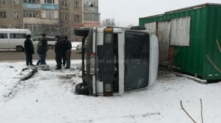 В Бишкеке перевернулась маршрутка <b>(фото)</b>