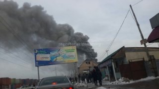 В Бишкеке сгорел магазин, пострадал пожарный <b>(фото,видео)</b>