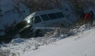 На трассе Токмок-Бишкек произошло ДТП, перевернулся микроавтобус, есть погибшие <b>(фото)</b>