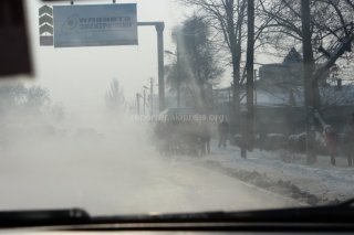 На Алма-Атинской прорвало трубу, все покрылось паром, на дороге почти нулевая видимость, - читатели <b>(фоторепортаж)</b>