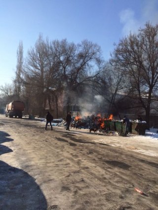 В грузовой машине «Тазалыка» в Бишкеке начал гореть мусор, - очевидец <b>(фото,видео)</b>