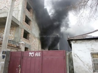 В строящемся здании по ул.Тоголока Молдо случился пожар <b>(фото)</b>