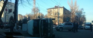 В Бишкеке произошло ДТП, перевернулся микроавтобус, есть пострадавшие <b>(фото,видео)</b>