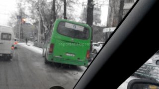 По проспекту Манаса автобус №9 съехал с дороги, - читатель <b>(фото)</b>