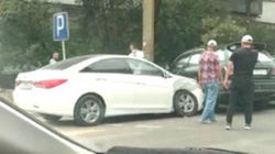 На ул.Ибраимова произошло ДТП с участием трех машин. Видео