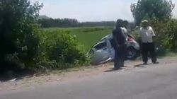 В Ошской области минивен столкнулся с грузовиком и вылетел с дороги. Видео с места аварии