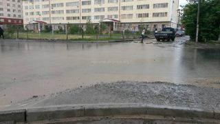 Почему при реконструкции дороги на ул.Ахунбаева в Бишкеке не проложили арыки? - житель (фото, видео)