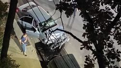 На ул.Токтоналиева «Мерседес» врезался в припаркованные авто
