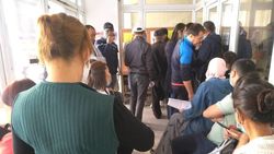 Последний день, чтобы поменять избирательный участок. В УИКах Бишкека не работает база данных избирателей