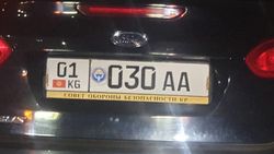 В Бишкеке замечен «Форд» с госномером «Тойоты» и надписью «Совет обороны безопасности КР»
