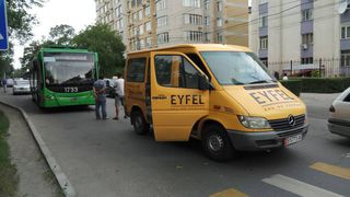 Фото — В Бишкеке троллейбус столкнулся с бусом