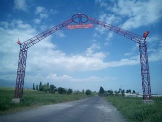 При въезде в село Кум-Арык появилась арка за 100 тыс. сомов. Ее установили выпускники <i>(фото)</i>