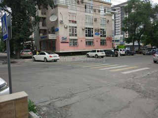 Пешеходный переход через улицу Исанова упирается одним концом в парковку (фото)
