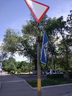 В Бишкеке на пересечении улиц Рыскулова-Исанова сломался дорожный знак