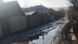 Житель села Орто-Сай жалуется на состояние дороги после ремонта. Фото