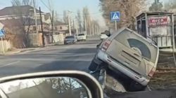 На ул.Орозбекова произошло ДТП, одна из машин съехала в арык. Видео с места аварии