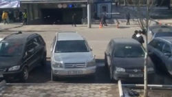 Бишкекчанин Токтосун просит нанести зебру на дороге по Шопокова. Видео