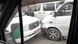 На Киевской столкнулись «крузак» с дипномерами и маршрутка. Фото очевидца