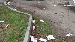 Двор дома на Токтоналиева усыпан листовками одной из партий. Фото