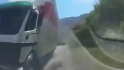 На трассе Ош-Бишкек водитель чудом смог избежать лобового столкновения с грузовиком. Видео