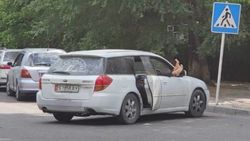 Водитель «Субару» припарковался на зебре и лежит, высунув ноги в окно. Фото