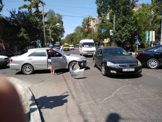 На Московской-Турусбекова произошло ДТП: У одной из машин отвалился бампер