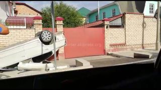 Видео — ДТП на Акиева с участием двух машин. Из-за столкновения одна из машин перевернулась