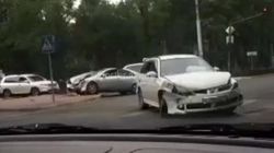 На Фрунзе—Манаса столкнулись машины. <b>Видео</b>
