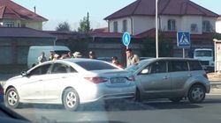 На Масалиева-Бакаева столкнулись 2 машины. Фото