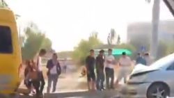 На ул.Анкара столкнулись бус и легковушка. Видео с места аварии