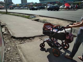 Возле Орто-Сайского рынка в Бишкеке не восстановили тротуар после ремонта