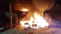 На Ахунбаева подожгли мусорные баки. Видео