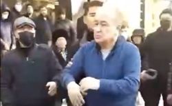 В сети появилось <b>видео</b> нападения на Текебаева