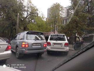 Водитель припарковался на проезжей части дороги на Московской