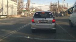 Водитель «Фита» приклеил флаг Кыргызстана к армянскому госномеру. Фото