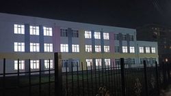 В школе №72 в Джале вечером горит свет. Фото горожанина