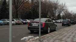 «Кадиллак SRX» припаркован в неположенном месте возле Дома правительства. Фото