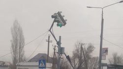 На Ахунбаева накренился светофор. Фото