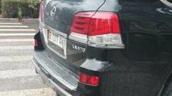 Lexus LX 570 припаркован на зебре. Фото